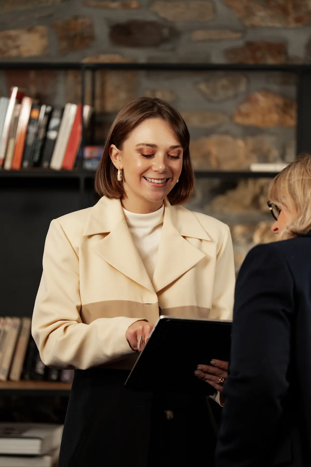 Gestion locative 2 Sidney Moustier en rendez-vous avec un propriétaire chez MIRROR Immobilier
